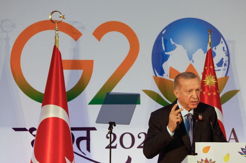 &copy; Reuters. الرئيس التركي رجب طيب أردوغان خلال مؤتمر صحفي على هامش قمة مجموعة العشرين في نيودلهي يوم الأحد. تصوير: عدنان العبيدي - رويترز. 
