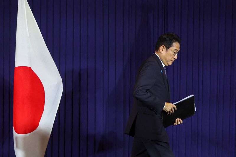 &copy; Reuters. El primer ministro japonés, Fumio Kishida, asiste a una rueda de prensa, en el segundo día de la cumbre del G20, en Nueva Delhi, India. 10 de septiembre de 2023. REUTERS/Anushree Fadnavis