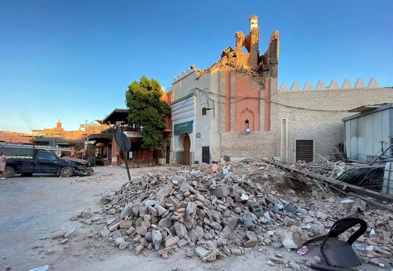 &copy; Reuters. مشهد يظهر أضرارا لحقت بمسجد قديم في مدينة مراكش التاريخية في أعقاب زلزال قوي ضرب المغرب يوم السبت. تصوير: عبد الحق بلحقي - رويترز.