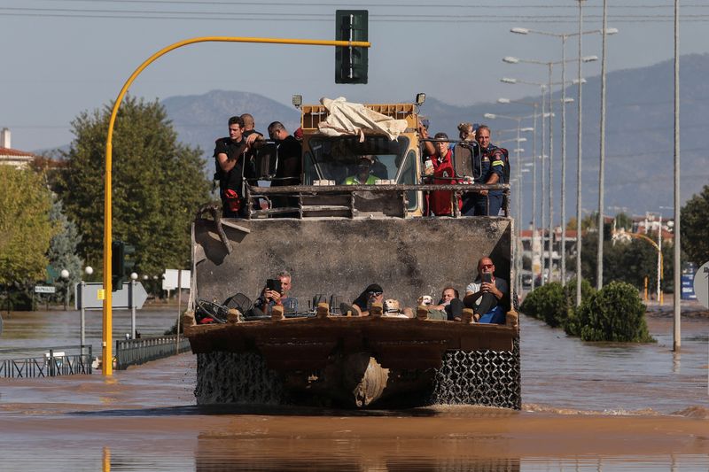 &copy; Reuters. Locals are evacuated on an excavator from a flooded area, in the aftermath of Storm Daniel, in Larissa, Greece, September 10, 2023. REUTERS/Elias Marcou