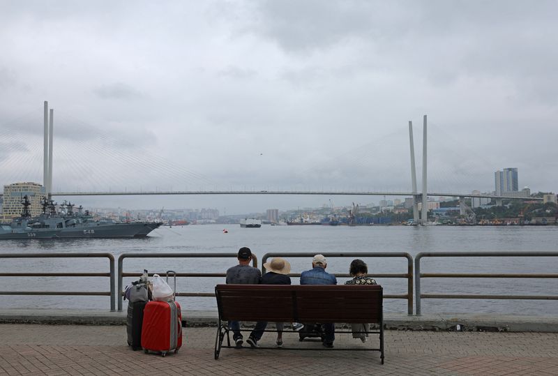 &copy; Reuters. People sit on a bench on an embankment in Vladivostok, Russia September 10, 2023. REUTERS/Evgenia Novozhenina