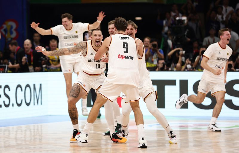 &copy; Reuters. لاعبو منتخب ألمانيا لكرة السلة يحتفلون بالفوز بكأس العالم لكرة السلة لأول مرة بعد التغلب على صربيا في المباراة النهائية في مانيلا بالفلبين 