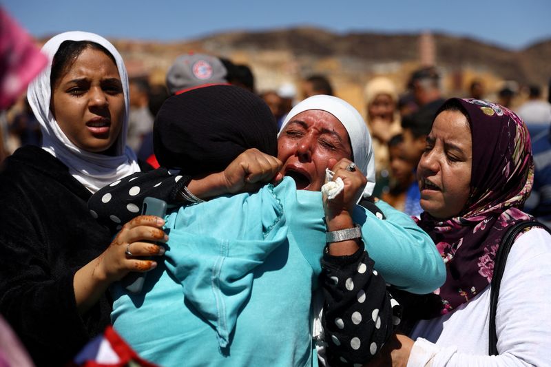 &copy; Reuters. سيدات يبكين أثناء جنازة ضحيتين للزلزال المدمر في مولاي إبراهيم بالمغرب يوم الأحد. تصوير: هانا مكاي - رويترز.