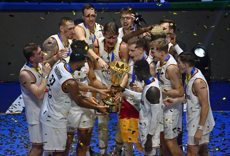 © Reuters. لاعبو منتخب ألمانيا لكرة السلة يحتفلون مع كأس العالم لكرة السلة بعد التغلب على صربيا في المباراة النهائية في مانيلا بالفلبين يوم الأحد. تصوير: ليزا ماري ديفيد - رويترز.