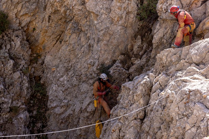 &copy; Reuters. Rescuers descend to the entrance of Morca Cave as they take part in a rescue operation to reach U.S. caver Mark Dickey who fell ill and became trapped some 1,000 meters (3,280 ft) underground, near Anamur in Mersin province, southern Turkey September 10, 