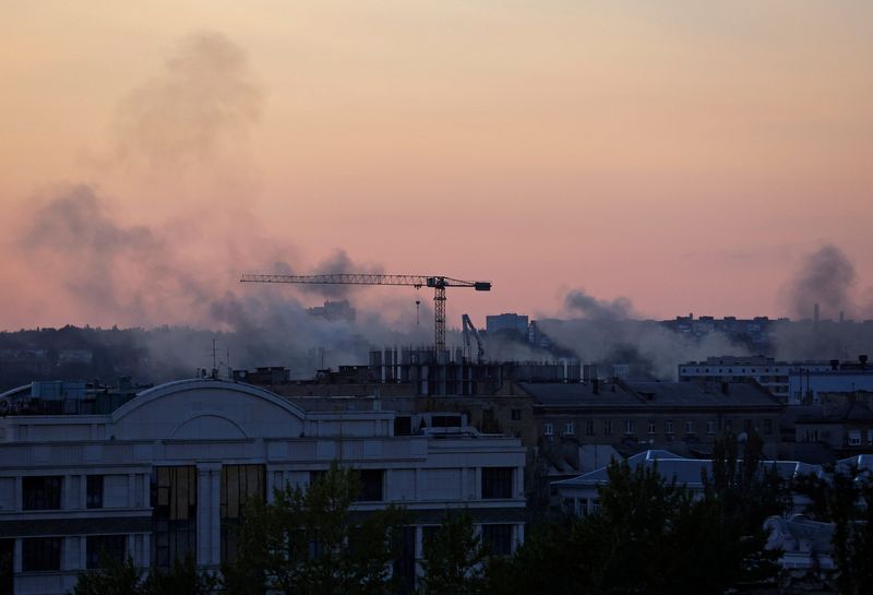 &copy; Reuters. Smoke rises above buildings following a shelling in the course of Russia-Ukraine conflict in Donetsk, Russian-controlled Ukraine, September 10, 2023. REUTERS/Alexander Ermochenko