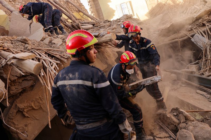 © Reuters. Emergency crews work, in the aftermath of a deadly earthquake, in Amizmiz, Morocco, September 10, 2023. REUTERS/Nacho Doce 