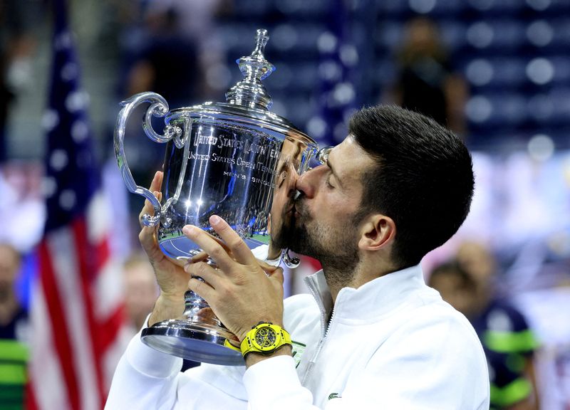 © Reuters. Tennis - U.S. Open - Flushing Meadows, New York, United States - September 10, 2023 Serbia's Novak Djokovic celebrates with the trophy after winning the U.S. Open REUTERS/Mike Segar 