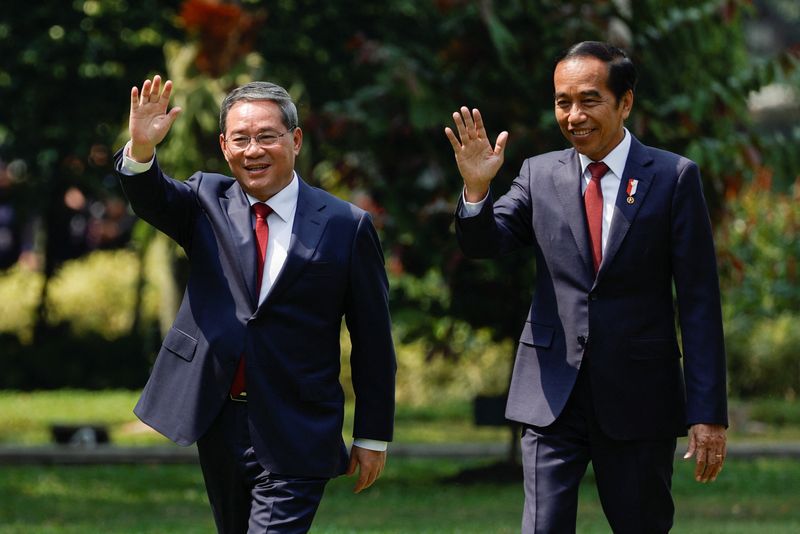 &copy; Reuters. 　インドネシアのジョコ大統領と中国の李強首相が８日会談し、インドネシアの輸出品目拡大を含む相互投資と貿易拡大について協議した。ジャカルタで８日撮影（２０２３年　ロイター／