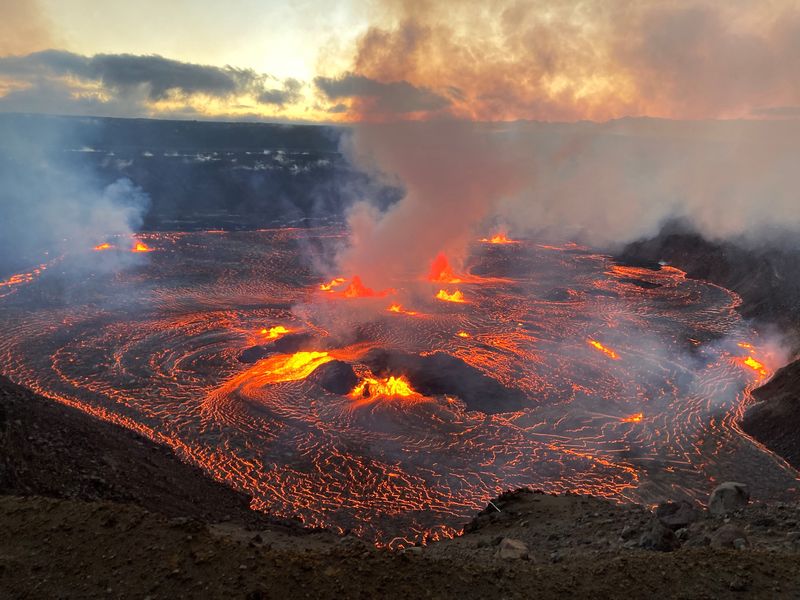 &copy; Reuters. الحمم البركانية تتدفق على الأرضية المحيطة بفوهة بركان كيلاويا أثناء ثوران البركان في السابع من يونيو حزيران  2023 . صورة لرويترز من هيئة المسح