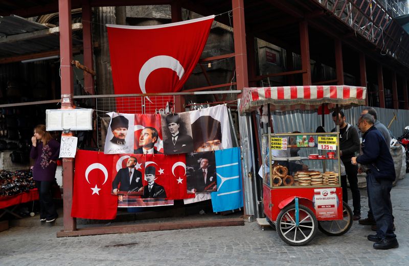 &copy; Reuters. بائع متجول يبيع المخبوزات في إسطنبول بصورة من أرشيف رويترز.