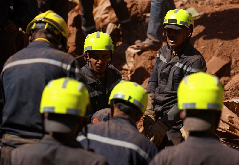 &copy; Reuters. فرق الطوارئ تشارك في عمليات الإنقاذ في أعقاب زلزال مدمر في بلدة بجبال الأطلس في المغرب يوم الأحد. تصوير: هانا مكاي - رويترز.