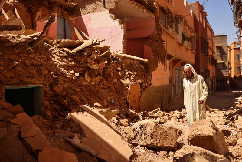 &copy; Reuters. Mohamed Sebbagh, 66 ans, se tient devant sa maison détruite, à la suite d’un tremblement de terre à Amizmiz. /Photo prise le 10 septembre 2023/REUTERS/Nacho Doce
