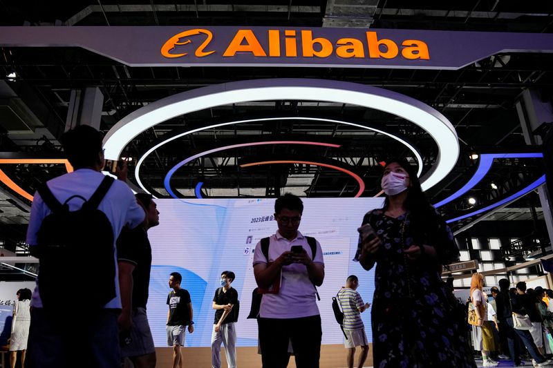&copy; Reuters. Le logo du groupe Alibaba est visible à la Conférence mondiale sur l'intelligence artificielle (WAIC) à Shanghai. /Photo prise le 6 juillet 2023/REUTERS/Aly Song