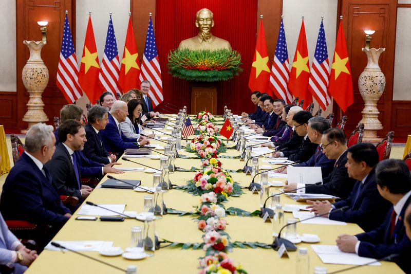 &copy; Reuters. الرئيس الأمريكي جو بايدن خلال اجتماع مع الأمين العام للحزب الشيوعي الفيتنامي بمقر الحزب في هانوي يوم الأحد. تصوير: إيفلين هوكشتاين - رويترز.