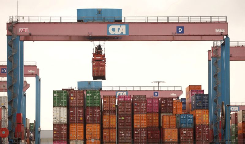 &copy; Reuters. FILE PHOTO: A crane lifts a shipping container at the HHLA Container Terminal Altenwerder on the River Elbe in Hamburg, Germany, March 31, 2023. REUTERS/Phil Noble/File Photo