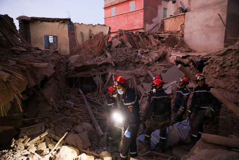 &copy; Reuters. Operatori di emergenza trasportano un cadavere dopo il terremoto di Amizmiz, Marocco, 10 settembre 2023. REUTERS/Nacho Doce