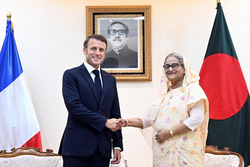 &copy; Reuters. Le président français Emmanuel Macron rencontre Sheikh Hasina, Première ministre du Bangladesh, à son bureau de Dhaka. /Photo prise le 11 septembre 2023/REUTERS/Bureau de la Première ministre du Bangladesh