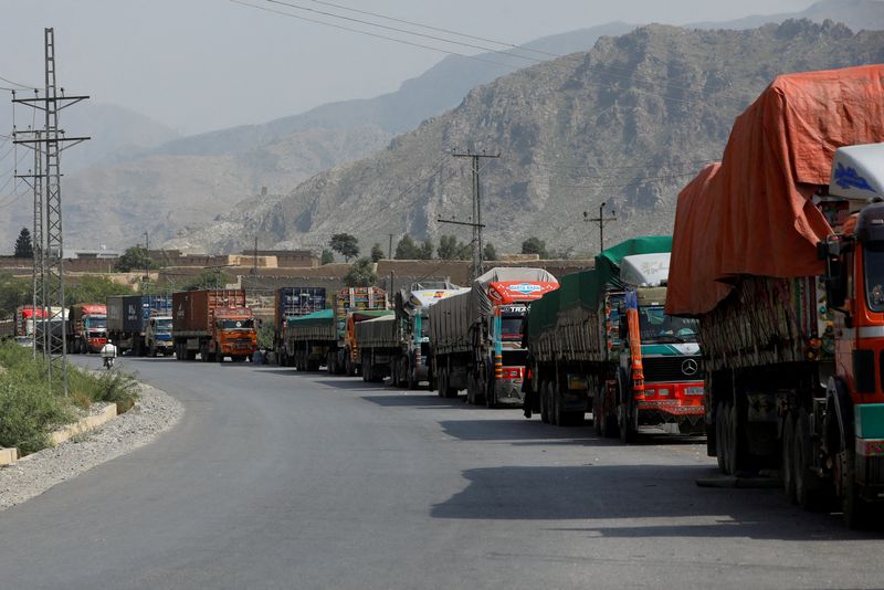 &copy; Reuters. شاحنات محملة بالإمدادات معلقة جراء غلق المعبر الحدودي بين أفغانسات وباكستان في طورخم بباكستان يوم السابع من سبتمبر أيلول 2023. تصوير: فايز عز
