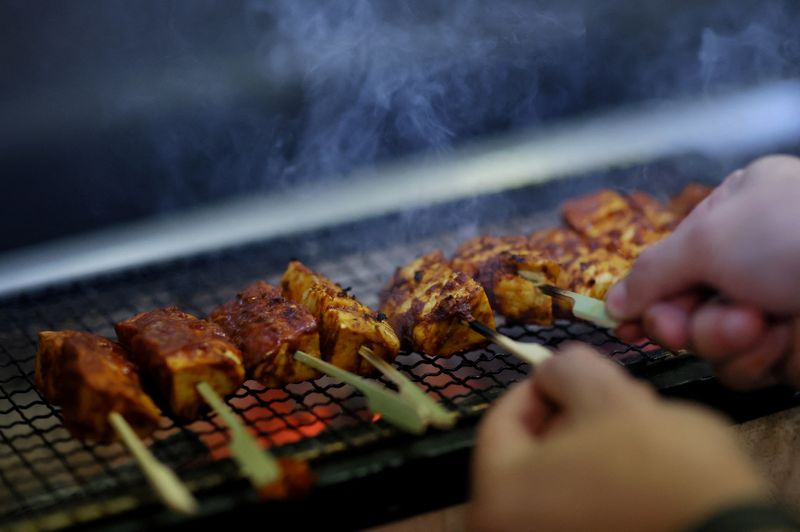 © Reuters. FILE PHOTO: Lab-grown chicken from GOOD Meat is grilled by Chef Daniel Lugo at Jose Andres's China Chilcano, in Washington, U.S., July 13, 2023. REUTERS/Leah Millis/File Photo