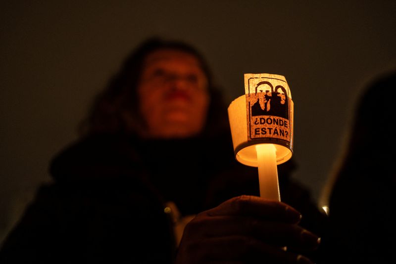 &copy; Reuters. A woman dressed in black holds a candle as she walks around La Moneda presidential palace during an event ahead of the 50th anniversary of the 1973 Chilean military coup, in Santiago, Chile, September 10, 2023. REUTERS/Carlos Barria