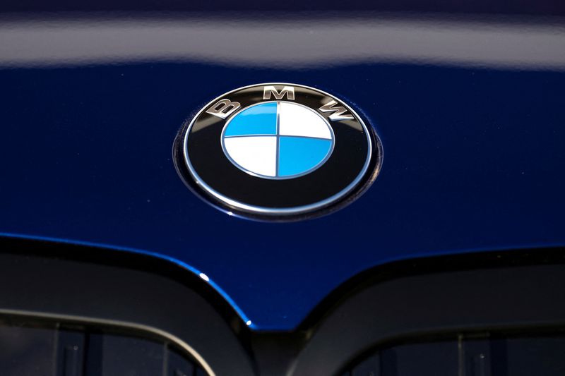 &copy; Reuters. Le logo BMW est visible sur un véhicule à l'usine de fabrication BMW de Greer. /Photo prise le 19 octobre 2022/REUTERS/Bob Strong