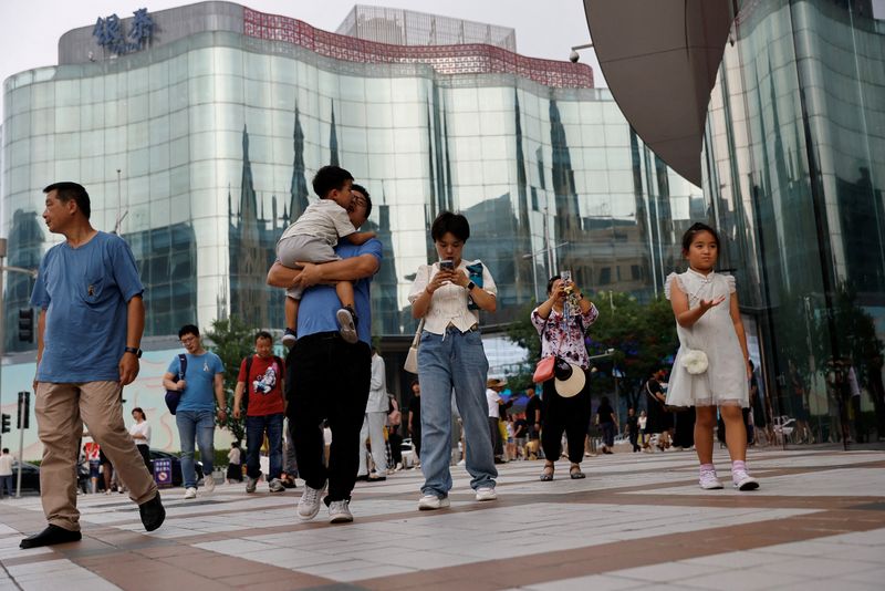 &copy; Reuters. FILE PHOTO: People walk at a shopping area in Beijing, China September 5, 2023. REUTERS/Tingshu Wang/File Photo