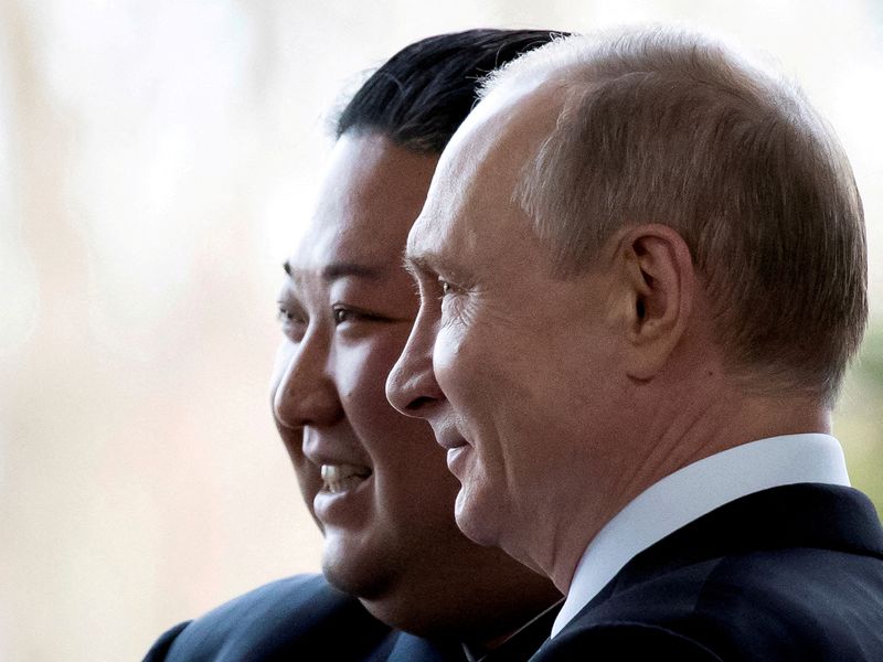 &copy; Reuters. Il presidente russo Vladimir Putin e il leader della Corea del Nord Kim Jong Un posano per una foto durante il loro incontro a Vladivostok, in Russia, il 25 aprile 2019. Foto scattata il 25 aprile 2019. Alexander Zemlianichenko/Pool via REUTERS/File Photo