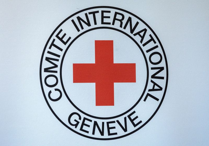 &copy; Reuters. شعار اللجنة الدولية للصليب الأحمر خلال مؤتمر صحفي للمدير العام للمنظمة روبرت مارديني في جنيف يوم الاثنين. تصوير: دينيس باليبوس - رويترز.