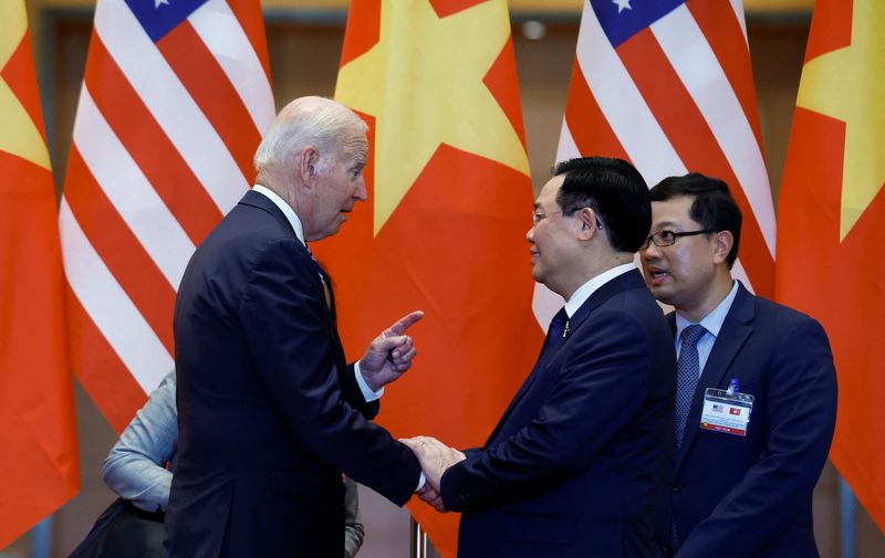 &copy; Reuters. Le président américain Joe Biden rencontre le président de l'Assemblée nationale du Vietnam Vuong Dinh Hue à Hanoï. /Photo prise le 11 septembre 2023/REUTERS/Evelyn Hockstein