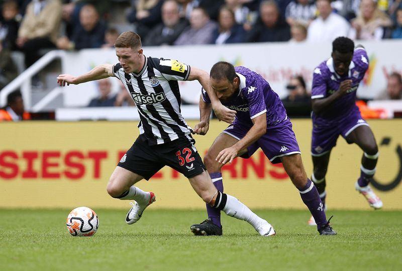 &copy; Reuters. FILE PHOTO: Soccer Football - Pre Season Friendly - Newcastle United v Fiorentina - St. James' Park, Newcastle, Britain - August 5, 2023 Newcastle United's Elliot Anderson in action with Fiorentina's Giacomo Bonaventura Action Images via Reuters/Craig Bro