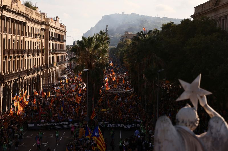 &copy; Reuters. Pessoas seguram bandeira separatista da Catalunha durante manifestações para comemorar o dia nacional da Catalunha "La Diada" em Barcelona
11/09/2023 REUTERS/Nacho Doce