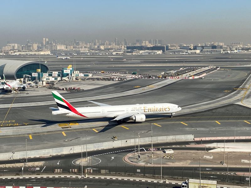 &copy; Reuters. طائرة تابعة لشركة طيران الإمارات في مطار دبي الدولي في صورة من أرشيف رويترز.