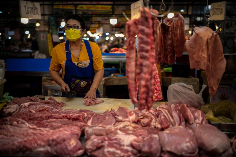 &copy; Reuters. Carne de porco é vendida em mercado na Tailândia. REUTERS/Athit Perawongmetha