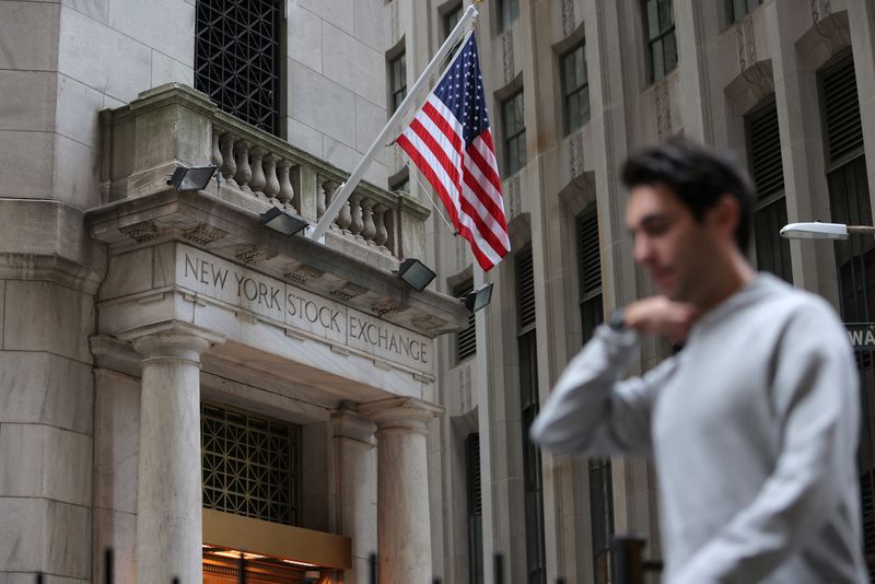 &copy; Reuters. La segnaletica è visibile alla Borsa di New York (NYSE) a Manhattan, New York City, Stati Uniti, 11 novembre 2022. REUTERS/Andrew Kelly