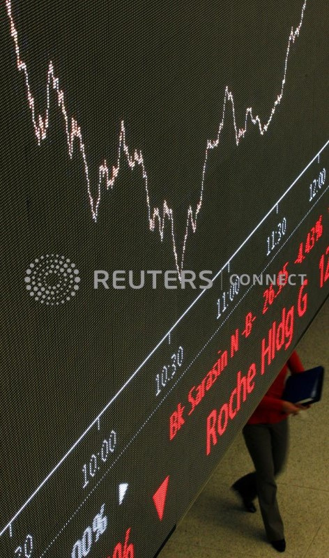 &copy; Reuters. Telão mostra evolução do índice acionário FTSE 100 na bolsa de Zurique
09/08/2011
 REUTERS/Christian Hartmann