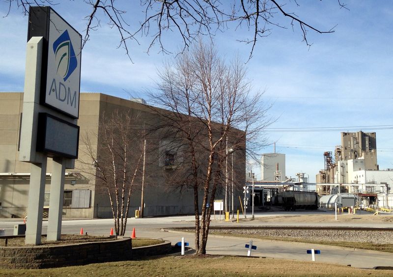 © Reuters. FILE PHOTO: The world's largest corn mill of global grain company Archer Daniels Midland is pictured in Decatur, Illinois, U.S., March 16, 2015.   REUTERS/Karl Plume/File Photo