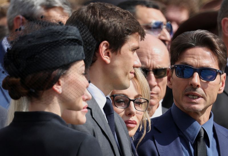 &copy; Reuters. Eleonora Berlusconi, Barbara Berlusconi, Marina Berlusconi, Pier Silvio Berlusconi y Luigi Berlusconi  el día del funeral de Estado del ex primer ministro italiano Silvio Berlusconi fuera de la Catedral del Duomo, en Milán, Italia. 14 de junio 2023. REU