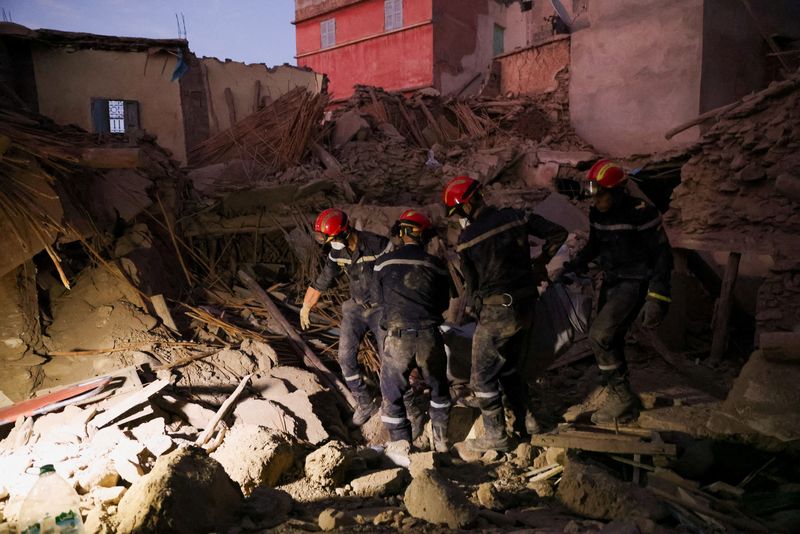 &copy; Reuters. عمال الطوارئ يحملون جثة في أعقاب زلزال مميت في أمزميز بالمغرب يوم الأحد. تصوير: ناتشو دوسي - رويترز.