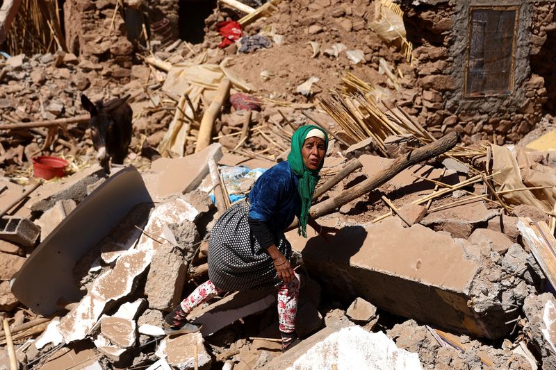 &copy; Reuters. Khadijah Deaoune procura sua cabra nos destroços de sua casa após terremoto no Marrocos
11/09/2023
REUTERS/Hannah McKay