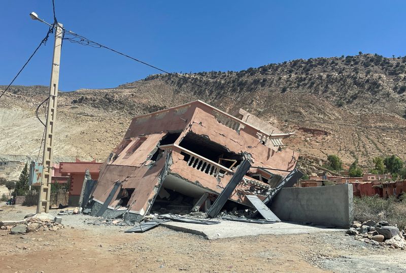 &copy; Reuters. مبنى متضرر على الطريق في أعقاب زلزال قوي في أمزميز بالمغرب بتاريخ التاسع من سبتمبر أيلول 2023. تصوير: أحمد الجشتيمي - رويترز.