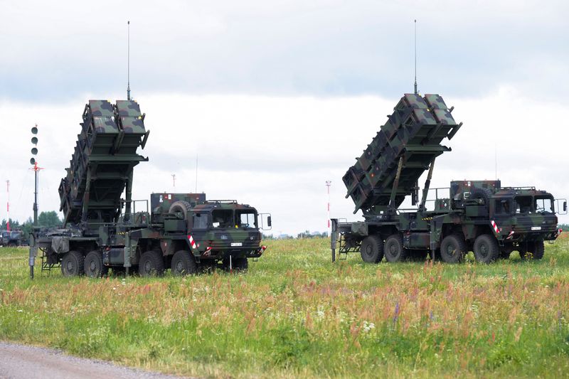 &copy; Reuters. FOTO DE ARCHIVO-Unidades del sistema alemán de defensa antiaérea Patriot en el aeropuerto de Vilna, antes de una cumbre de la OTAN, en Vilna, Lituania. 10 de julio de 2023. REUTERS/Ints Kalnins