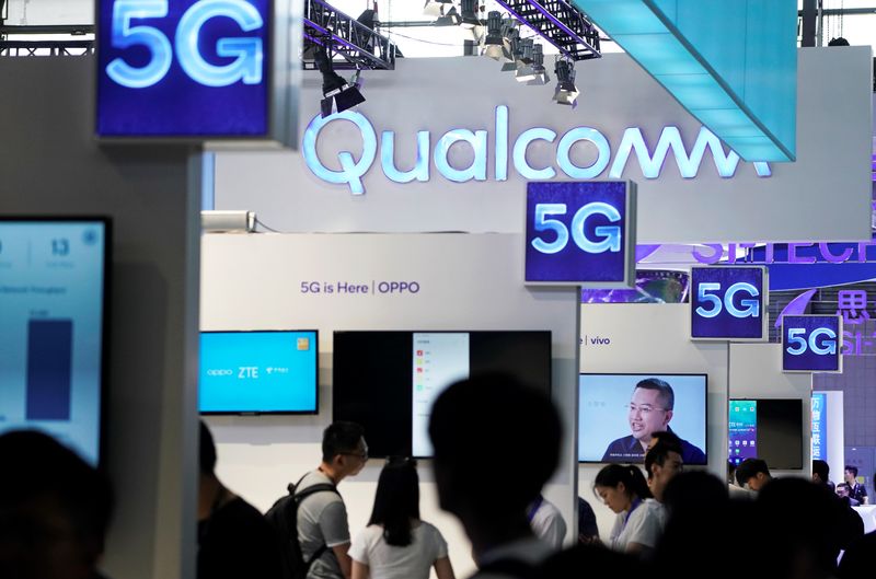 © Reuters. Signs of Qualcomm and 5G are pictured at Mobile World Congress (MWC) in Shanghai, China June 28, 2019. REUTERS/Aly Song