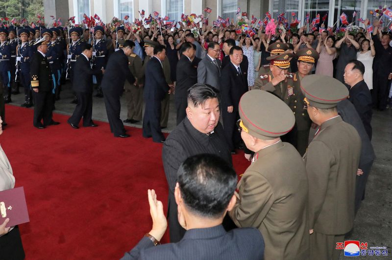 &copy; Reuters. زعيم كوريا الشمالية كيم جونج أون يرافقه مسؤولون يغادر العاصمة بيونجيانج يوم الأحد متوجها إلى روسيا عبر قطاره الخاص في صورة بثتها وكالة الأن