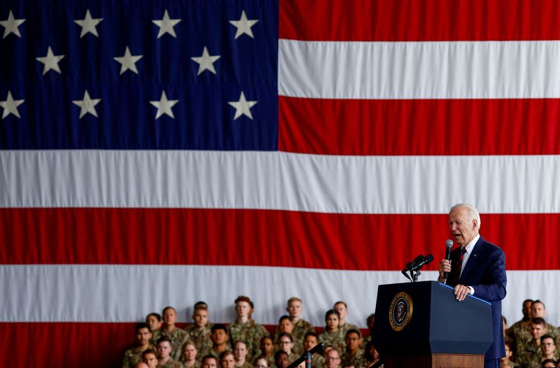 &copy; Reuters. الرئيس الأمريكي جو بايدن يلقى كلمة أمام جنود الجيش وأفراد الإغاثة وعائلاتهم يوم الاثنين في قاعدة عسكرية بمنطقة أنكوراج في ألاسكا لإحياء ذك