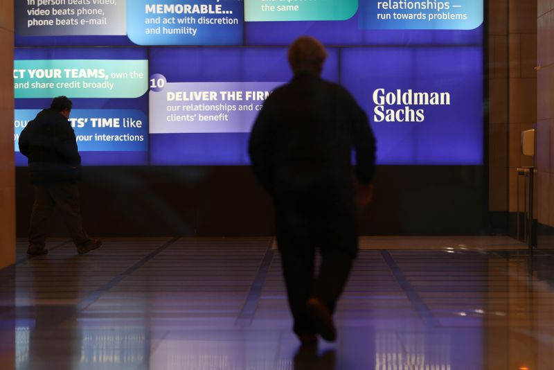 &copy; Reuters. FILE PHOTO: People walk in the Goldman Sachs global headquarters in Manhattan, New York, U.S., November 15, 2021. REUTERS/Andrew Kelly/File Photo