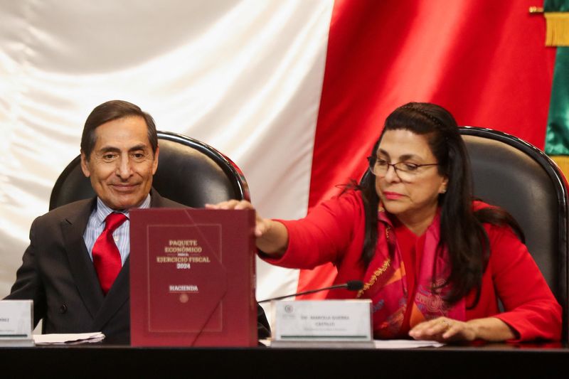 &copy; Reuters. Mexico's Finance Ministry Rogelio Ramirez de la O and President of the Mexican Chamber of Deputies Directive Board Marcela Guerra present the 2024 national budget to the Congress, at the Congress building in Mexico City, Mexico September 8, 2023. REUTERS/