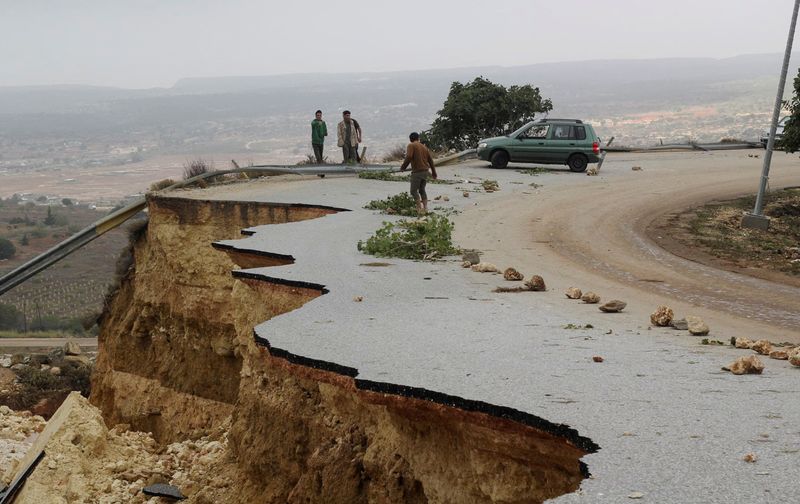 © Reuters. 　北アフリカのリビアで、北東部の主要都市ベンガジなどが暴風雨に見舞われている。北東部シャハトで撮影（２０２３年　ロイター/Omar Jarhman）