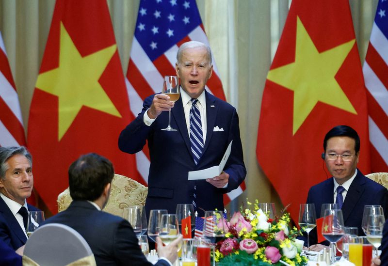 &copy; Reuters. U.S. President Joe Biden raises a toast with Vietnam's President Vo Van Thuong in Hanoi, Vietnam, September 11, 2023. REUTERS/Evelyn Hockstein