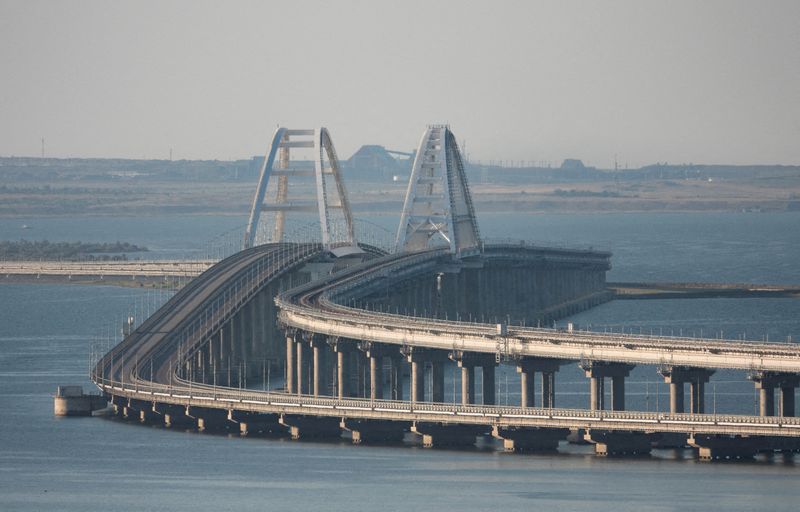 © Reuters. منظر عام للجسر الرئيسي الذي يربط الأراضي الروسية بشبه جزيرة القرم عبر مضيق كيرش في 17 يوليو تموز 2023 . صورة لرويترز .   